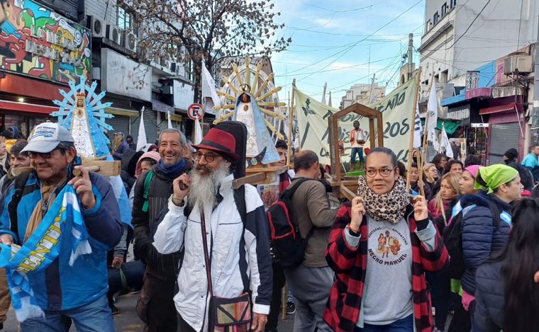 FOTO: Los fieles se dan cita en la parroquia de Liniers