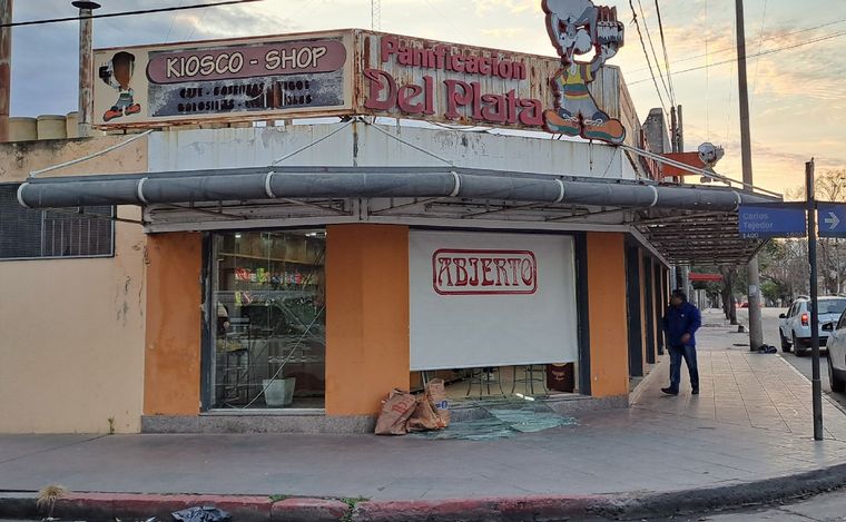 FOTO: Así quedó la panadería tras el robo. (Foto: Federico Borello/Cadena 3)