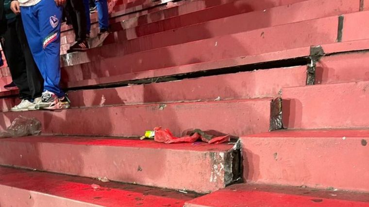 FOTO: Una de las tribunas de la cancha de Independiente se quebró en pleno partido