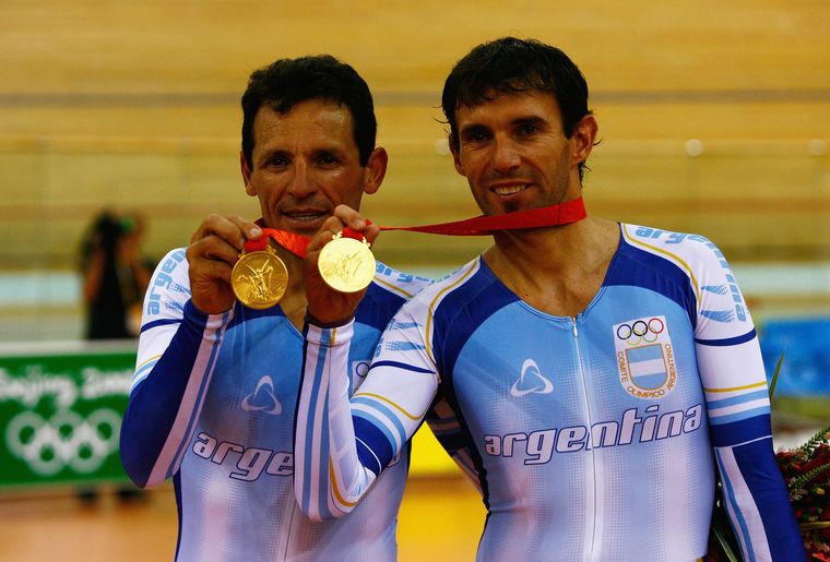 FOTO: Walter Pérez festejando la medalla de oro en Beijin