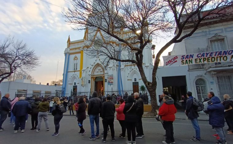 FOTO: San Cayetano: cuadras de gente para ingresar a la parroquia y tránsito cortado.