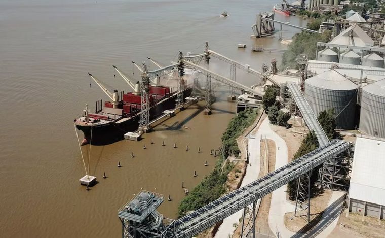 FOTO: Escala el conflicto aceitero. Ya son casi 72 horas de paro en los puertos.