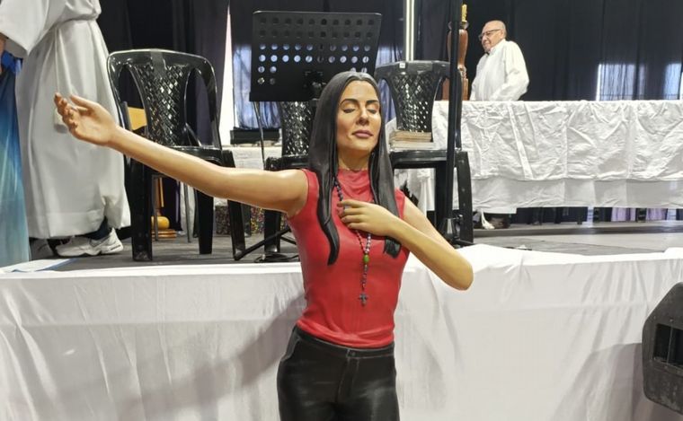 FOTO: Leda Bergonzi y la Iglesia, un vínculo con fisuras.