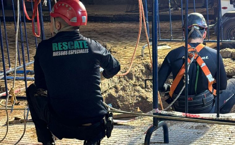 FOTO: Descubren un túnel hecho para robar un banco en San Isidro. (Foto: NA)