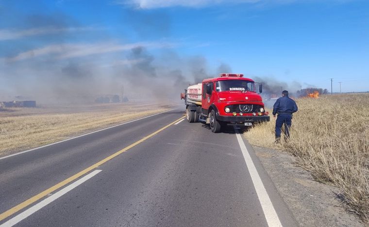 FOTO: Bomberos trabajan en un incendio entre Oncativo y Manfredi.