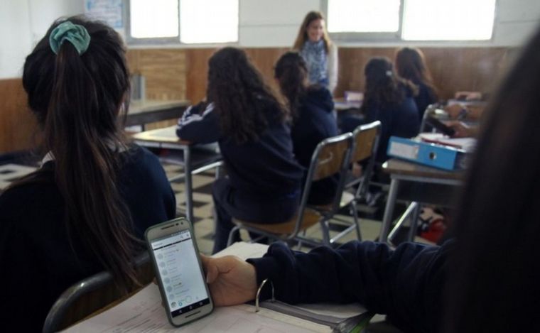 FOTO: El uso del celular en el aula, nuevamente en discusión.