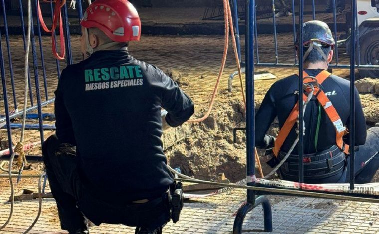 FOTO: Descubieron un túnel por donde delincuentes querían robar un banco.