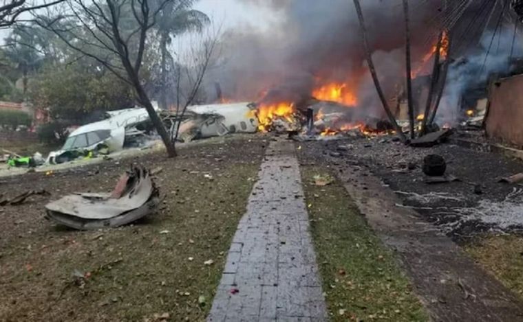 FOTO: Los restos del avión que se estrelló en Brasil. (Foto: Claudia Vitorino/ NA).