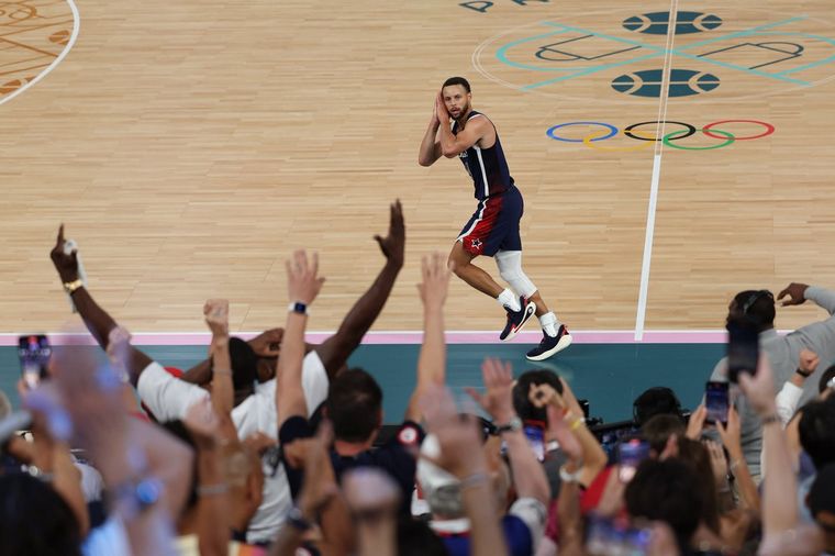 FOTO: Stephen Curry festeja uno de sus triples ante Francia. Foto: @usabasketball