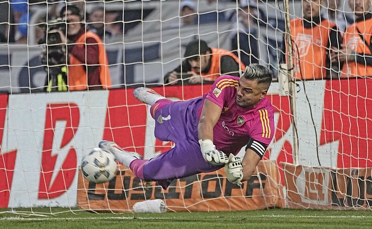 FOTO: Sergio Romero le atajó el penal a Sebastián Villa