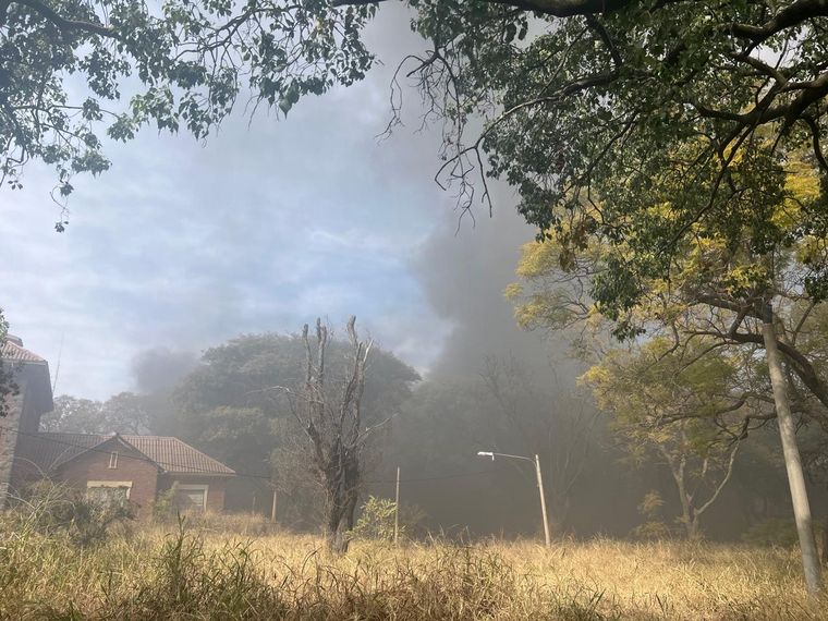 FOTO: Incendio en Talleres Oeste: hay tres vehículos dañados pero sin heridos 