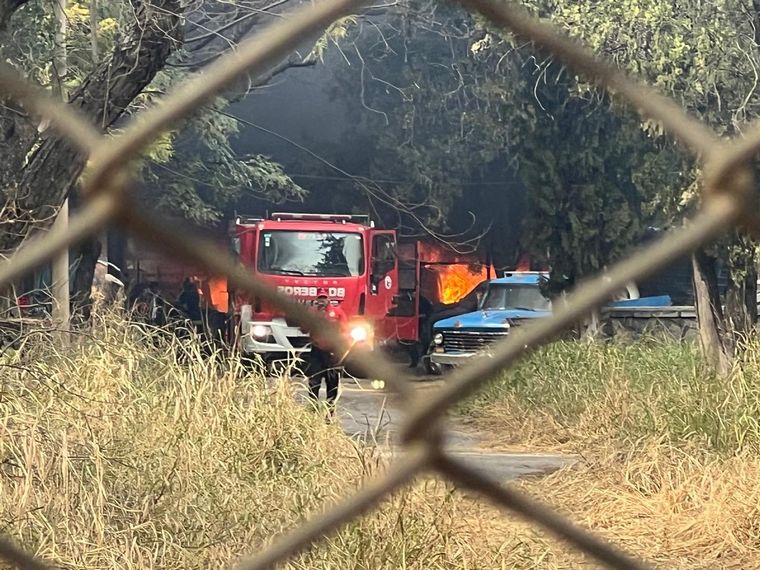 FOTO: Incendio en Talleres Oeste: hay tres vehículos dañados pero sin heridos 