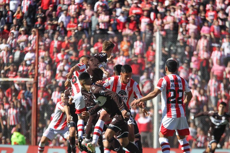 FOTO: Instituto-Platense, un duelo aguerrido.