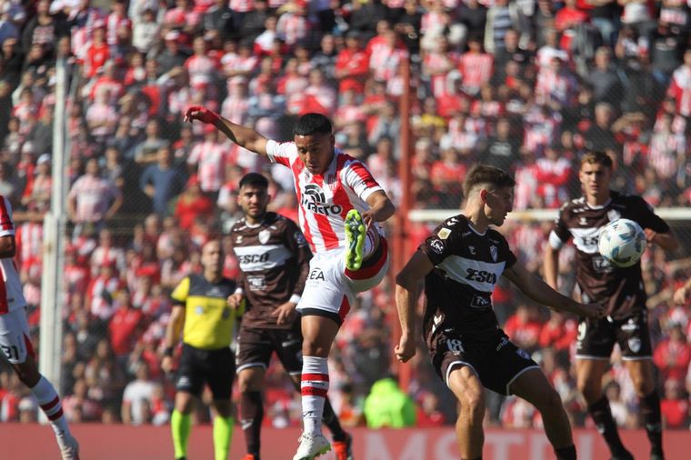 FOTO: Instituto-Platense, un duelo aguerrido.