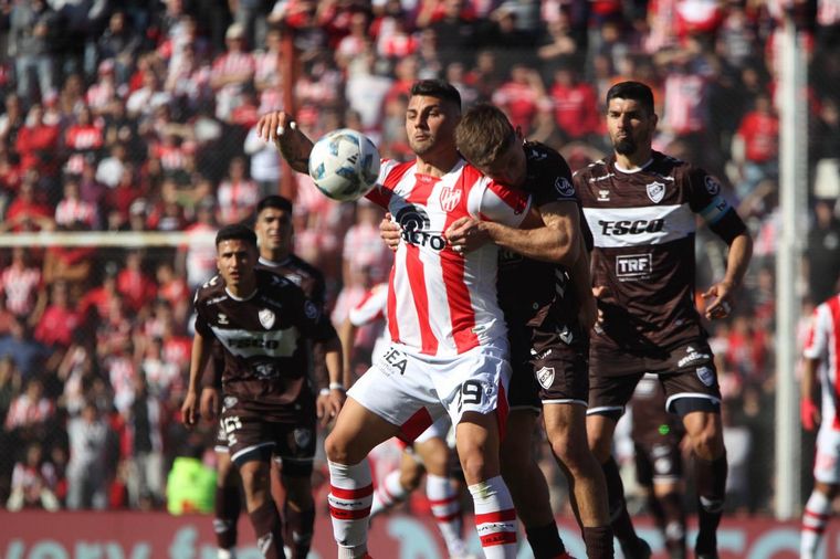 FOTO: Instituto-Platense, un duelo aguerrido.