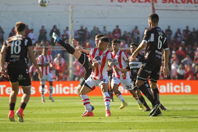 FOTO: Instituto-Platense, un duelo aguerrido.