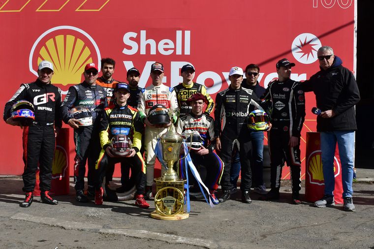 FOTO: Cadena3 junto a los 12 pilotos que van por la "Copa de Oro Shell"