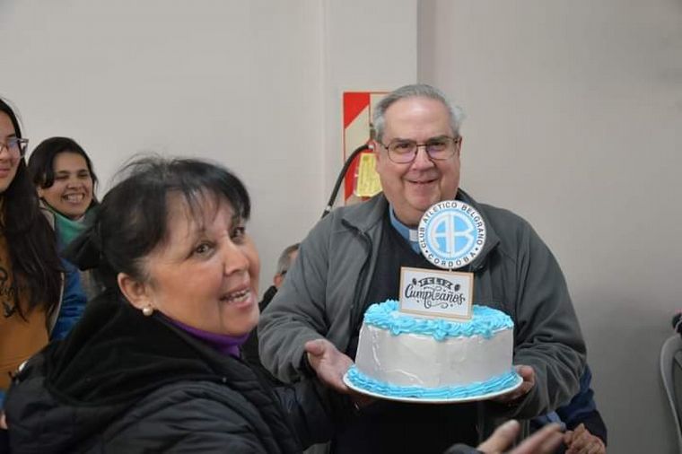 FOTO: Monseñor Rossi cumplió años y lo festejó después de la misa que escuchó el país