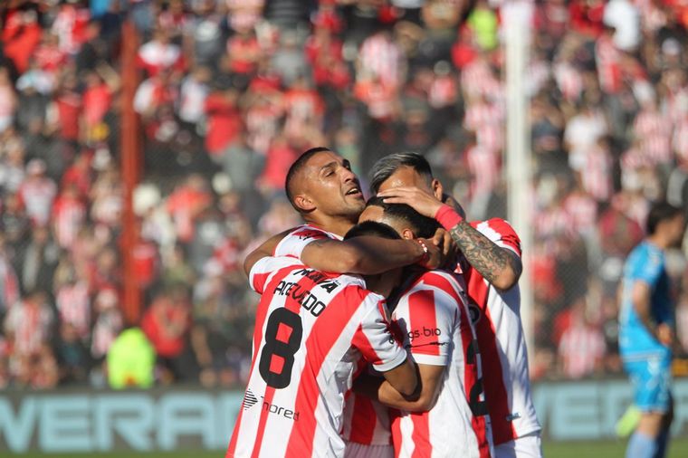 FOTO: Fernando Alarcón festeja el primer tanto de Instituto. (Foto: Daniel Cáceres/C3)