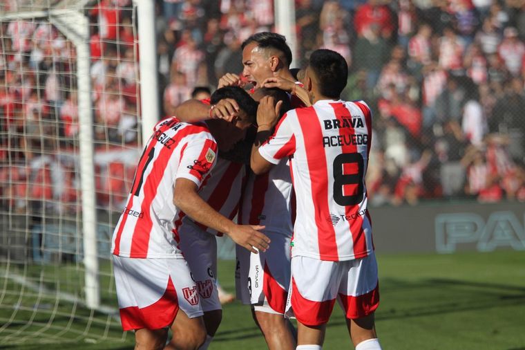 FOTO: Fernando Alarcón festeja el primer tanto de Instituto. (Foto: Daniel Cáceres/C3)