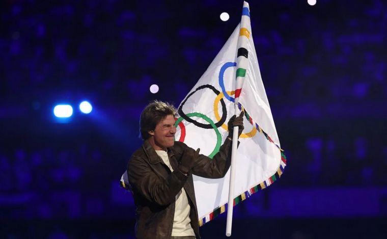 FOTO: Tom Cruise hizo su aparición en la ceremonia de clausura de los Juegos Olímpicos.