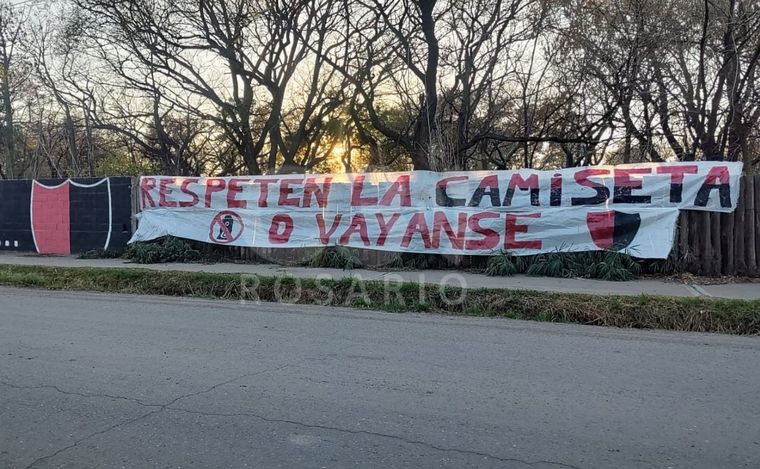 FOTO: La bandera con un mensaje contra el plantel de Newell's.