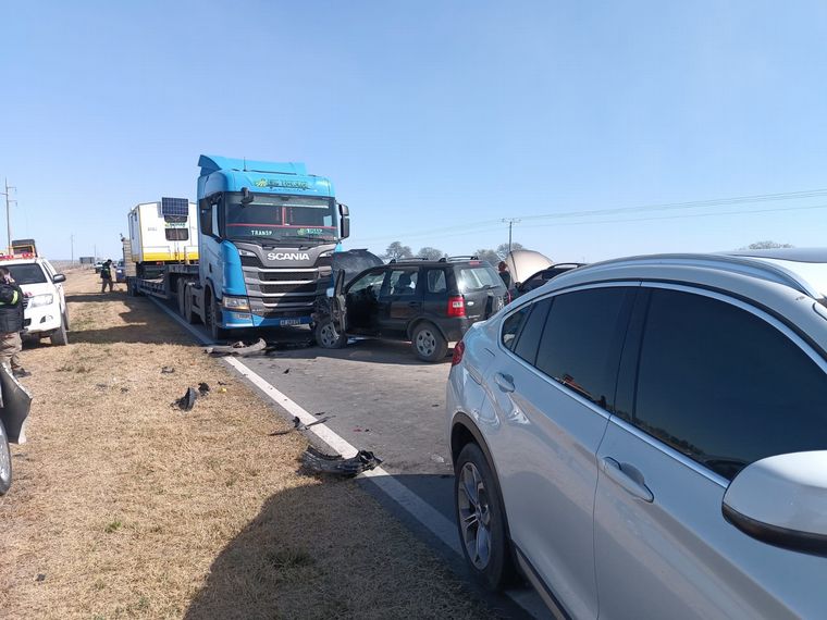 FOTO: Villa María: un incendio forestal provocó un choque entre un camión y seis autos