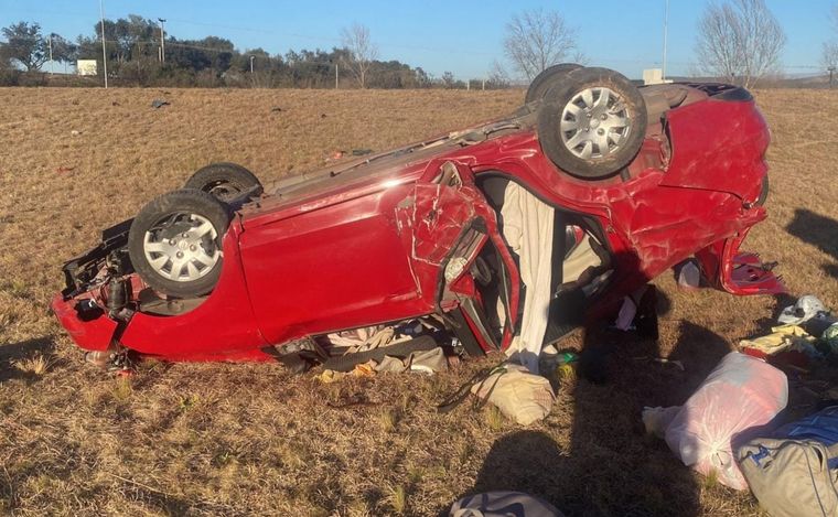 FOTO: Un auto volcó en la autopista Córdoba-Carlos Paz.