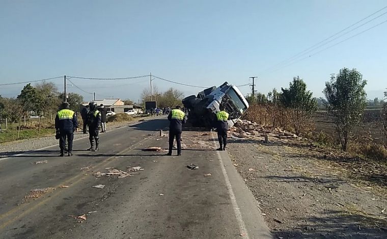 FOTO: Tucumán: Dos mujeres murieron tras chocar sus motos con un camión (Foto: La Gaceta).