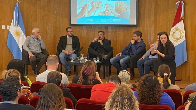 FOTO: Mesa de inclusión en la Legislatura de Córdoba