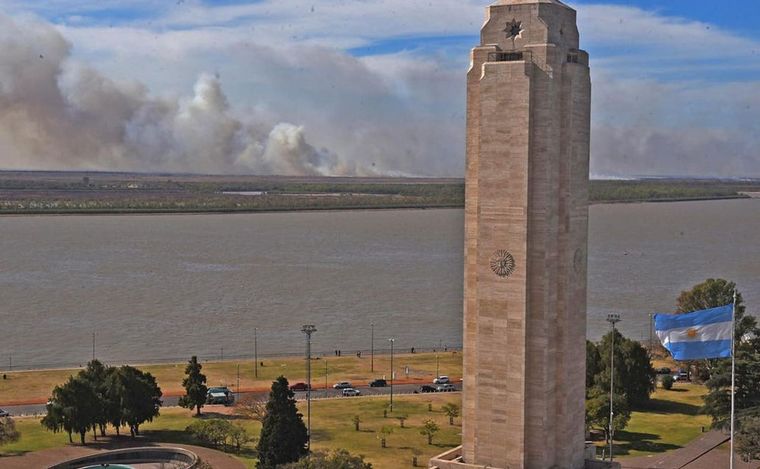 FOTO: (Archivo). Otra vez humo en Rosario: reportan incendios y contaminación desde islas.