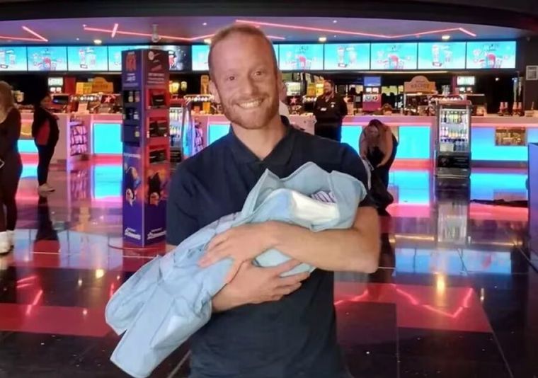 FOTO: La pequeña en brazos de su padre, en el cine donde vio la luz.