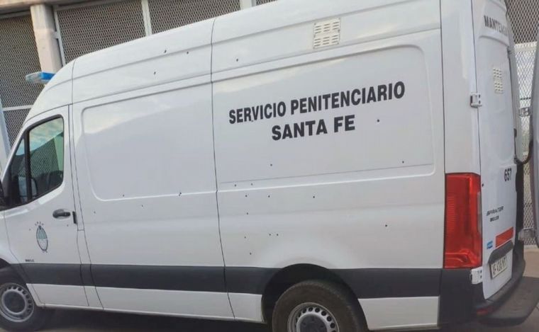 FOTO: Más de 20 tiros contra un vehículo del servicio penitenciario.