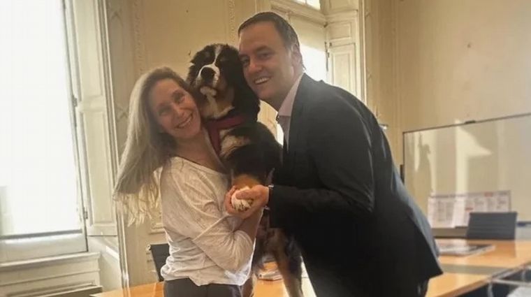 FOTO: Adorni y Karina Milei presentaron a Thor, un perro que estará en la Casa Rosada