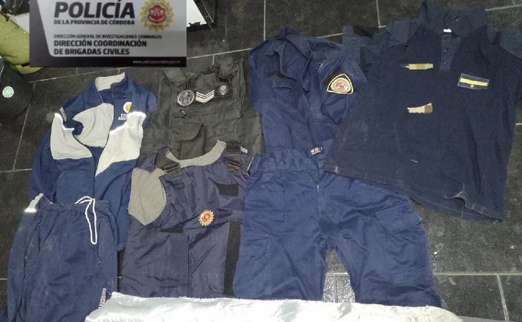 FOTO: Se secuestraron plantas de marihuana y uniformes policiales. (Policía)