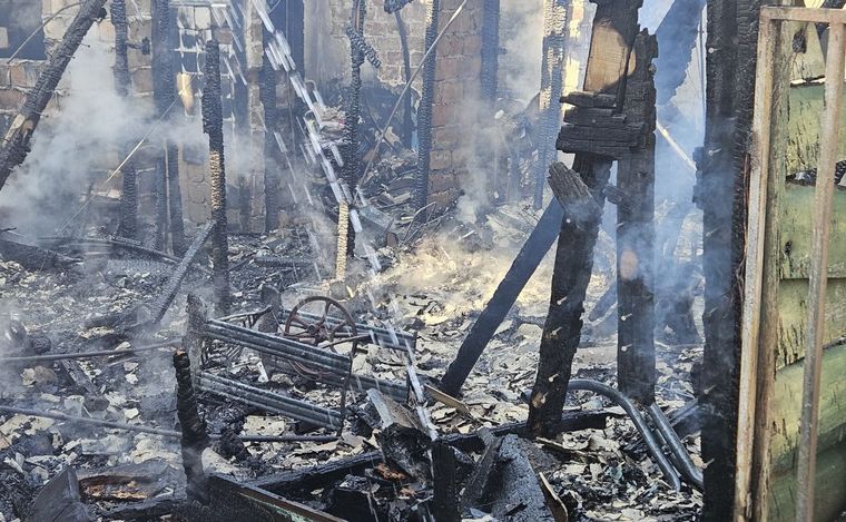 FOTO: Impresionante incendio en una casa de zona norte.