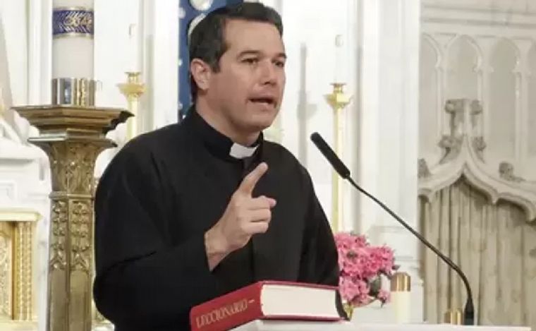 FOTO: El sacerdote Javier Olivera Ravasi. (Foto: NA)