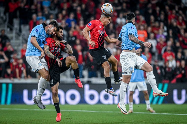 FOTO: Belgrano estuvo cerca, pero el árbitro no lo dejó