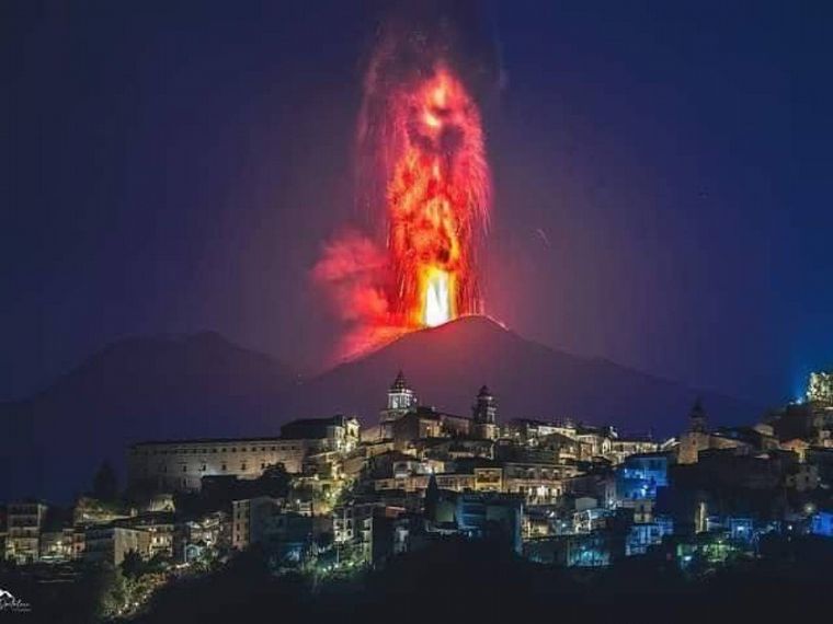 FOTO: Impactante imagen del volcán en plena actividad.