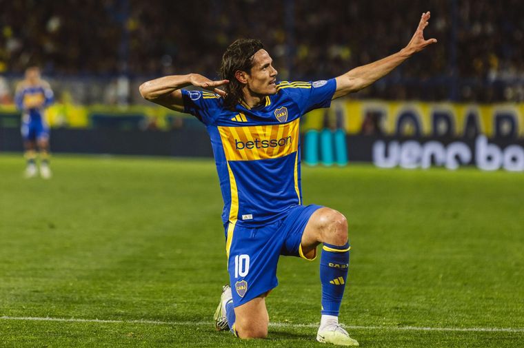 FOTO: Cavani festeja su gol, el del triunfo. (Foto: @BocaJrsOficial)