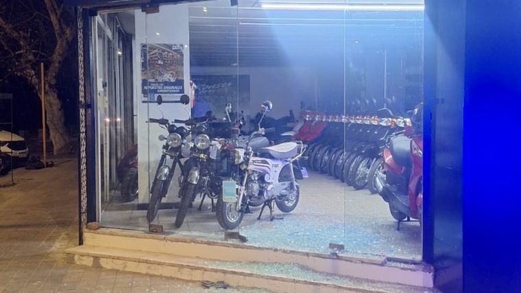 FOTO: Un adolescente reventó el vidrio de una concesionaria para robar una moto