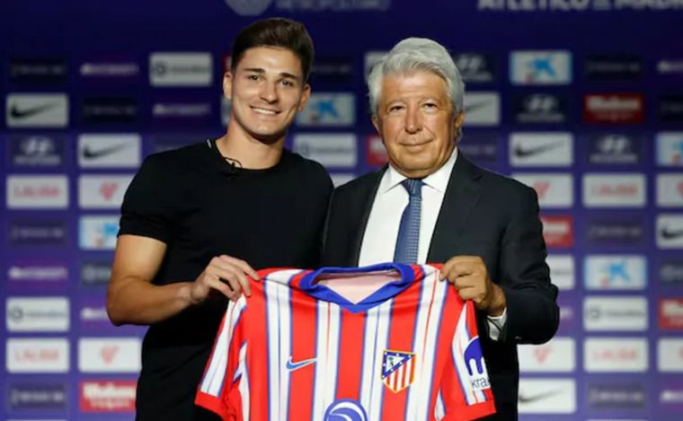 FOTO: Julián y el presidente del Atlético, Enrique Cerezo (Foto: EFE/ Mariscal / MARISCAL)