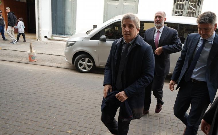 FOTO: Luis Caputo, antes de disertar en la Bolsa de Comercio de Córdoba. (Foto: Cadena 3)