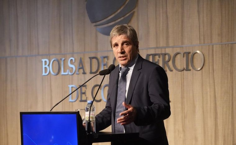 FOTO: Luis Caputo, en la Bolsa de Comercio de Córdoba. (Foto: Daniel Cáceres/Cadena 3)