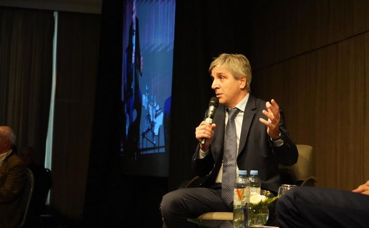 FOTO: Luis Caputo, en la Bolsa de Comercio de Córdoba. (Foto: Daniel Cáceres/Cadena 3)