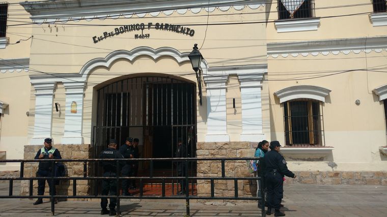 FOTO: Salta: intoxicación masiva en la Escuela Sarmiento durante un acto escolar