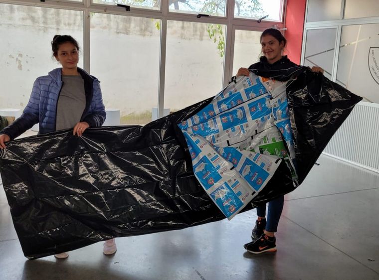 FOTO: Alumnos de Córdoba hicieron bolsas de dormir para personas en situación de calle