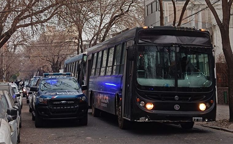 FOTO: Rosario: trasladan a los presos de la conflictiva comisaría 5ta. 