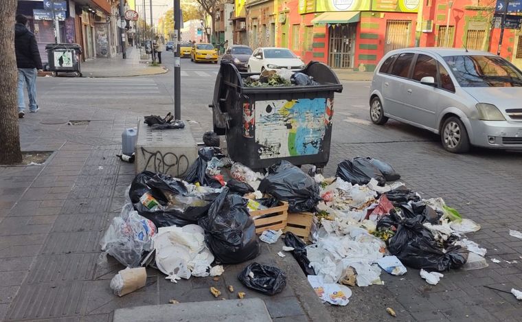 FOTO: Basura en barrio Güemes, este sábado en Córdoba. (Fernando Barrionuevo/Cadena 3)