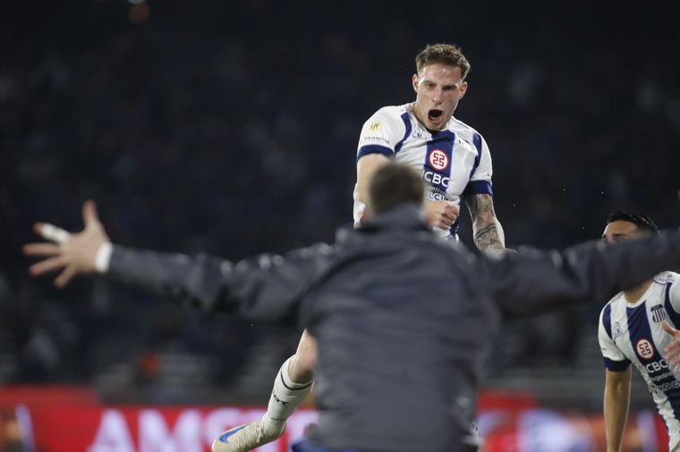 FOTO: Bruno Barticciotto celebra el primer tanto del 